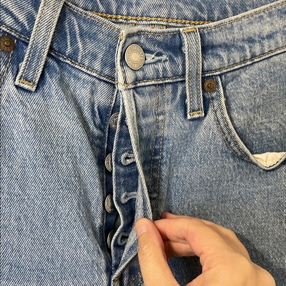 Levi's 501 Premium Button Fly High Rise Fringe Medium Wash Ankle Denim Size 25 - Picture 3 of 12